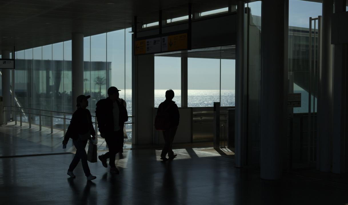 硝子張りの日立駅構内から海が見える