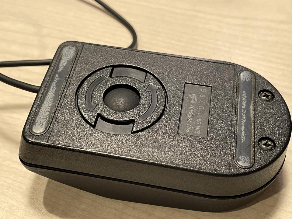 ひっくり返されたIBMのマウス。ボールがハマっているタイプ。