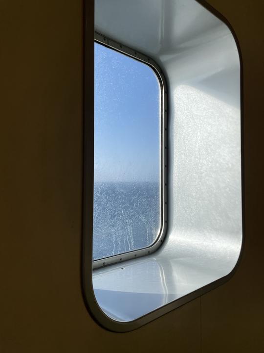 船室の窓から海が見える