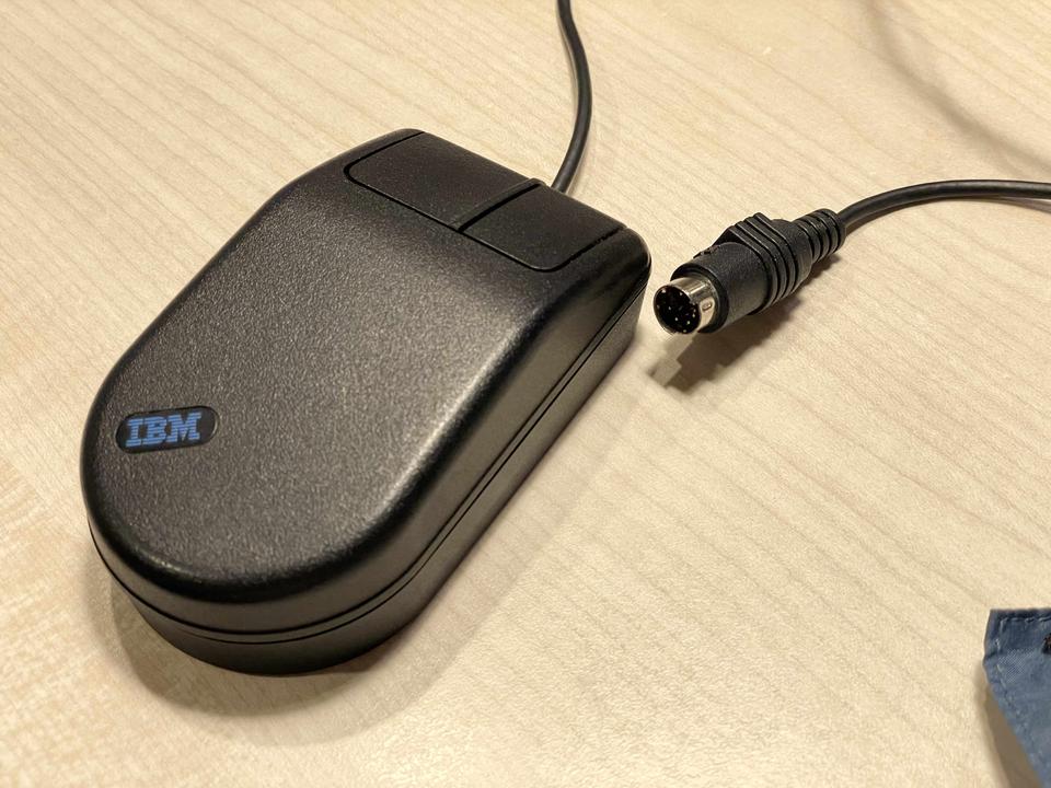 PS/2コネクタが付いたIBM製の有線ボールマウス。