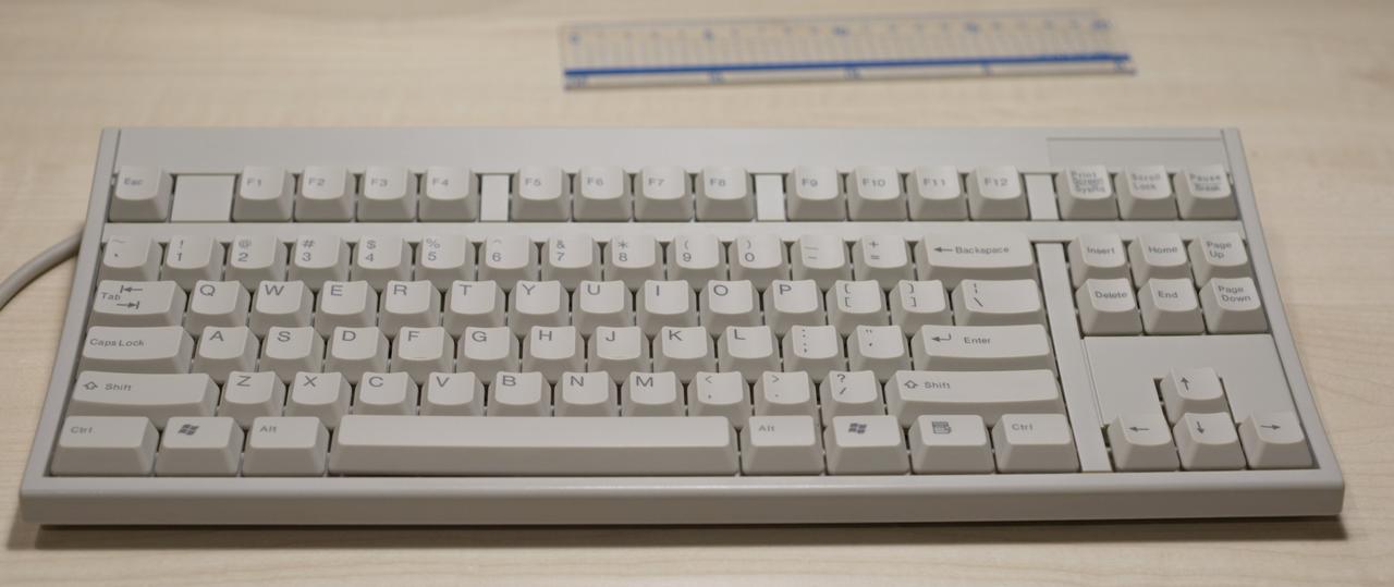 レトロなQWERTY配列のテンキーレスコンピューターキーボード