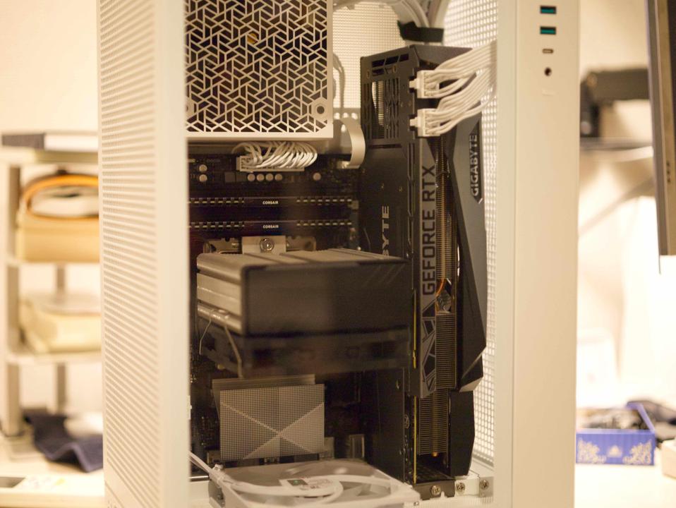 白い電源、GIGABYTE製GEFORCE RTXグラフィックボードとCORSAIR製メモリを搭載した白いPCの内部。