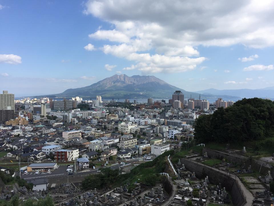 高台から望む鹿児島市街地と桜島の風景