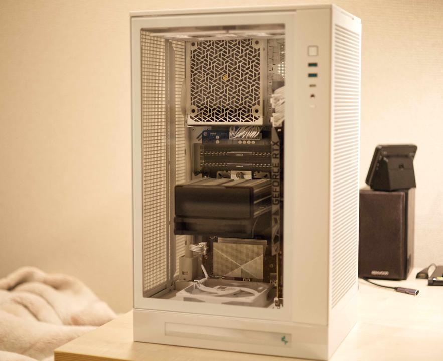 白い自作PC。